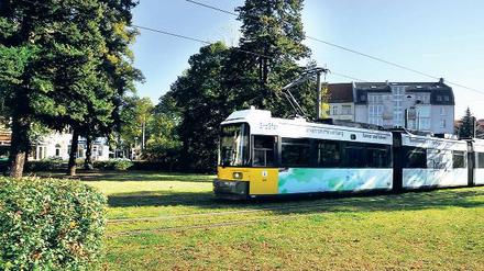 Eine Straßenbahn der Linie M1 fährt über den Pastor-Niemöller-Platz.