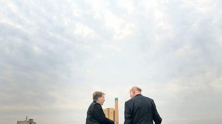 Zwei Bürgermeister schauen auf ihre Stadt. Nach zehn Jahren kommen Eberhard Diepgen (CDU) und Walter Momper (SPD) wieder zusammen.