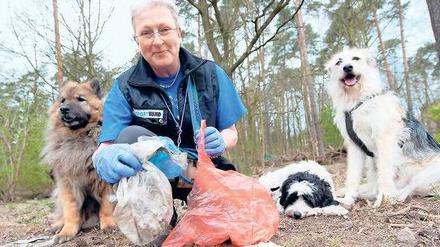 Saubere Sache. Dorit Rivas, 58, mit drei ihrer vier Hunden, in Aktion.