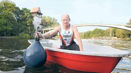 SCHWIMMMEISTER. Norbert Herold, 49, aus Adlershof, legt Bojen für Triathlons aus. Mehr als 800 Sportler schwimmen am 3. Juni um die Insel der Jugend in Treptow.