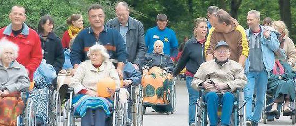 Gemeinschaftserlebnis. Zu einem Freiwilligentag in der Neuköllner Gropiusstadt gehörte unter anderem die Aktion „Rolli-Tandems“: Helfer unternahmen mit Senioren aus dem Wohnheim „Kurt-Exner-Haus“ einen Ausflug durch einen Rosengarten. 