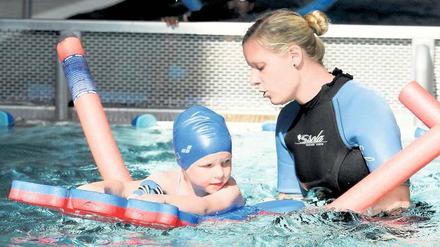 Nachwuchstraining. Die ehemalige Leistungsschwimmerin Daniela Hopf gibt Schwimmunterricht bei den Spandauer Wasserfreunden.