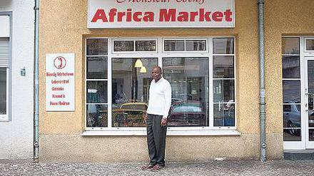 Kunsthaar und Kochbananen. Monsieur Ebeny vor seinem Shop in der Kameruner Straße 6 in Wedding.