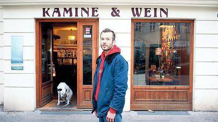 Kamine und Wein. Heiko Schmidt und sein Hund Hermann vor dem Laden in der Prinzenallee 58 in Gesundbrunnen.