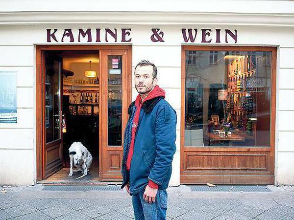 Kamine und Wein. Heiko Schmidt und sein Hund Hermann vor dem Laden in der Prinzenallee 58 in Gesundbrunnen.
