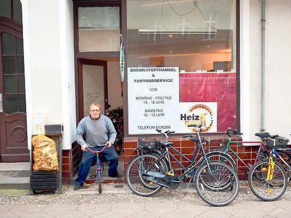 Kohlen und Räder. Klaus Bindseil vor dem Laden, der er mit seinem Bruder Dieter zusammen betreibt, in der Weddinger Kiautschoustraße 18. Dieter mochte nicht mit aufs Foto.
