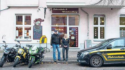 Fahrstunden und Alkohol. Andreas und Alexandra Wittwer vor ihrem Geschäft in der Grünberger Straße 36 in Friedrichshain.