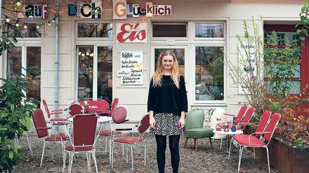 Möbel und Waffeln. Elisa Murzik vor dem "Kauf Dich Glücklich" in der Oderberger Straße 44 in Prenzlauer Berg.