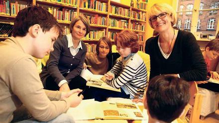 Bibliothekarinnen aus Leidenschaft. Susanne Dorén (2. von links) und Gaby Kühn-Mörsberger (rechts) haben vor zehn Jahren mit anderen Eltern die „Lesefisch“-Bücherei an der Halensee-Grundschule gegründet.