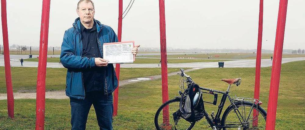 FLUGFELDRETTER. Stefan Seeger, 51, aus Kreuzberg, sammelt ehrenamtlich Unterschriften für ein Volksbegehren zur Erhaltung des alten Flughafengeländes so, wie es ist.
