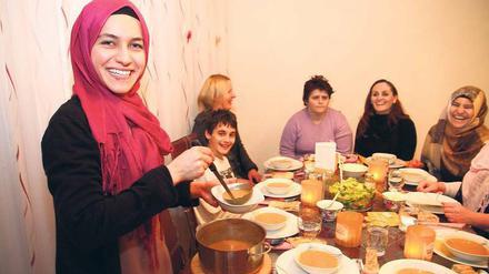 HILFE GEHT DURCH DEN MAGEN. Gastgeberin Gülçin Basak, 24, Zahnarzthelferin und Abiturientin, kochte für die Aktion „Speisen für Waisen“ von Islamic Relief.