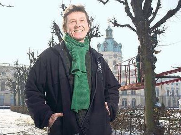 Der Herr der Bäume. Gerhard Klein, dem Chefgärtner im Schlosspark Charlottenburg, könnte ein später Frosteinbruch den Frühling vermiesen. 