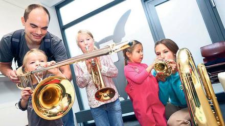 Haste Töne. Im Klingenden Museum können Kinder, die noch nie ein Instrument gespielt haben, spielerisch den Umgang damit erlernen – angeleitet von Musikpädagogen. Musik, Kunst, Medien, Naturwissenschaften – all das fördert die Lichtburg-Stiftung. 