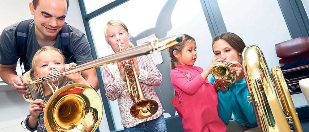 Haste Töne. Im Klingenden Museum können Kinder, die noch nie ein Instrument gespielt haben, spielerisch den Umgang damit erlernen – angeleitet von Musikpädagogen. Musik, Kunst, Medien, Naturwissenschaften – all das fördert die Lichtburg-Stiftung. 