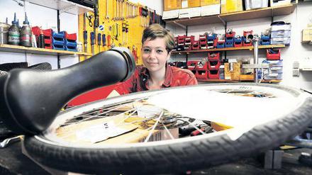 HIER WIRD GESCHRAUBT. Victoria Hilsberg hilft angehenden Fahrradexperten bei der Reparatur.