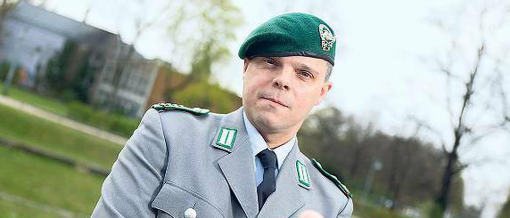 HELFER UND SAMMLER. Sven Herchet, 41, Hausmeister aus Spandau, ist seit 2008 jedes Jahr sechs Wochen lang für die Kriegsgräberfürsorge unterwegs. Dann zieht er seine Uniform an, die er als Reservesoldat besitzt.