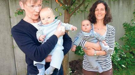 Renate Lippert (links), mit Franz auf dem Arm, entlastet zweimal pro Woche die Zwillingsmutter Silvia Klein (mit Johann).