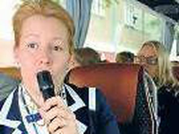 Am Mikro. Schulstadträtin Franziska Giffey (SPD) präsentierte während der Bustour für Lehrerinteressenten ihren Bezirk Neukölln. 