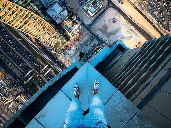 Die Welt von oben. Der Roofing-Star Marat Dupri dokumentiert seinen Blick von einem Wohnhochhaus in Dubai.