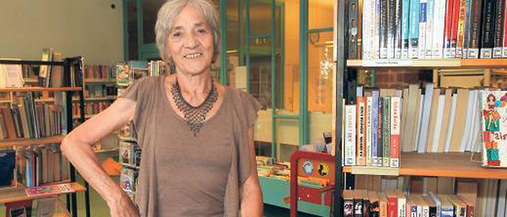 NEUES KAPITEL. Als Heide Ruppert, 71, einst nach Berlin kam, wollte sie sich gern für die Stadt und ihre Menschen engagieren. Heute berät sie über den Verein Moabiter Ratschlag zwei- bis dreimal die Woche Nutzer der Kurt-Tucholsky-Bibliothek.