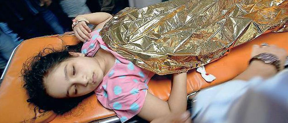 Opfer der Machtkämpfe. Dieses Mädchen wurde im Norden von Gaza-Stadt getroffen. Jungen Kriegsopfern helfen palästinensische und deutsche Ärzte und Apotheker. Derzeit ist Waffenstillstand, bei den Kämpfen starben 2100 Palästinenser und mehr als 70 Israelis.
