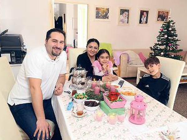 Ümit Baba, 35, mit Frau Hayat, 35, Livan Noah, 7, und Liya Mirelle, 6. Ümit ist Jurist und arbeitet als Projektleiter im Türkisch-Deutschen Zentrum.