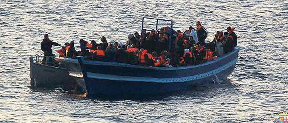 Volles Boot. Flüchtlinge riskieren ihr Leben, um europäischen Boden zu erreichen. Deutschland hat das Asylrecht verschärft, ein Einwanderungsgesetz gibt es nicht.