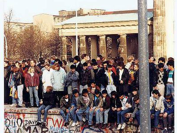 Das Volk. In Berlin sind bei der großen Party am 10. November 1989 unter den Jubelnden auf der Mauer auch viele mit Migrationshintergrund.