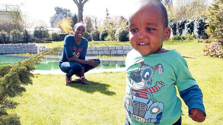Jacinta Wanjohi floh vor den Alltagsbedingungen in Kenia – jetzt lebt sie mit ihrem Sohn Adrian für eine symbolische Monatsmiete von einem Euro an der Stadtgrenze Berlins.