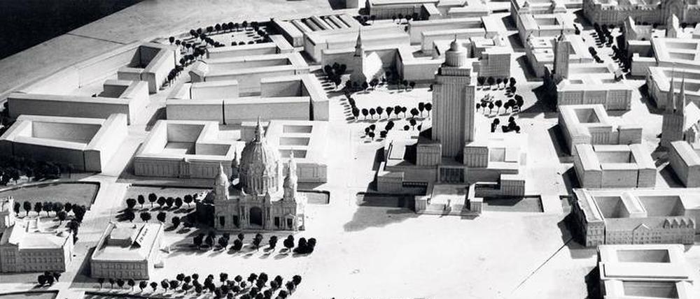 Im Jahr 1951 entstand dieser Entwurf: ein Hochhaus für die Regierung der DDR. Honecker hat den Plan gekippt. 