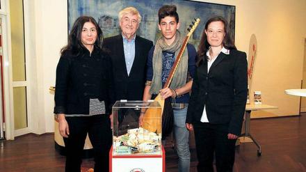 Hatice Akyün mit Gerd Appenzeller, dem jungen syrischen Musiker Jamil Amin und Viola Winterstein von der Johanniter Unfallhilfe (v.l.n.r.)