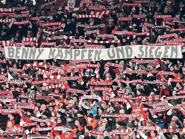 Kämpfen und siegen. Im Februar 2015, nach Bekanntwerden seiner Krebserkrankung, sprechen 1.-FC-Union-Fans Benjamin Köhler Mut zu.