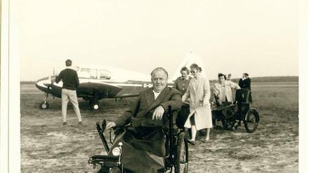 Fahrten des guten Willens. Noch bevor das Wort Inklusion geläufig war, bot die Fürst Donnersmarck-Stiftung Urlaubsreisen für Menschen mit Behinderung an. Hier 1961 bei einem Ausflug auf einen Flugplatz in der Nähe von Oerlinghausen bei Bielefeld.