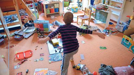 Überangebot. Hat ein Kind zu viel Spielzeug, kann das die Kreativität bremsen. Manche sitzen dann nur noch vor dem Fernseher. 