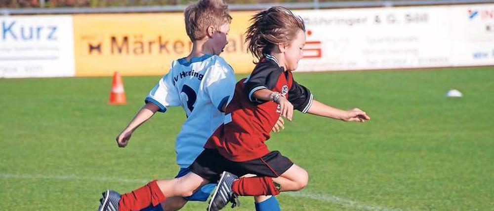Hinter die Spielfeldlinie. Viele Eltern glauben, ihre Söhne müssten in die Bundesliga und nehmen ihren Kindern den Spaß. Foto: Joker/Imago