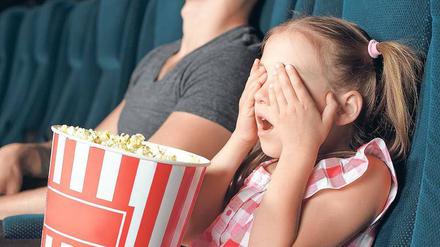 Wenn Kinder im Kino Angst bekommen. Manchmal hilft es, einen Moment lang wegzuschauen, sich die Ohren zuzuhalten, die Hände fest zu drücken oder etwas Kühles zu trinken. Wenn das Kind kurz rausgehen möchte, bis die Angst abgeklungen ist, kann auch das eine Strategie sein.