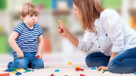 Machtkampf auf dem Teppich. „Räum die Legosteine weg – sonst...“ Hier kann man eine beliebige Drohung einsetzen. Die meisten Konflikte zwischen Eltern und Kindern entstehen, weil die Eltern die Geduld verlieren. Besser ist es, das Kind einfach zu bitten – manchmal auch mehrfach – und dann etwas abzuwarten. Meist funktioniert das. 