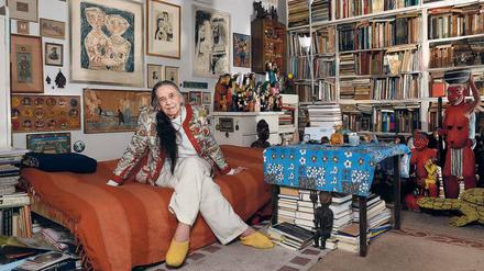Die Berliner Schrifststellerin und Weltreisende Ursula Ziebarth in ihrer Wohnung voller Sammlerstücke.