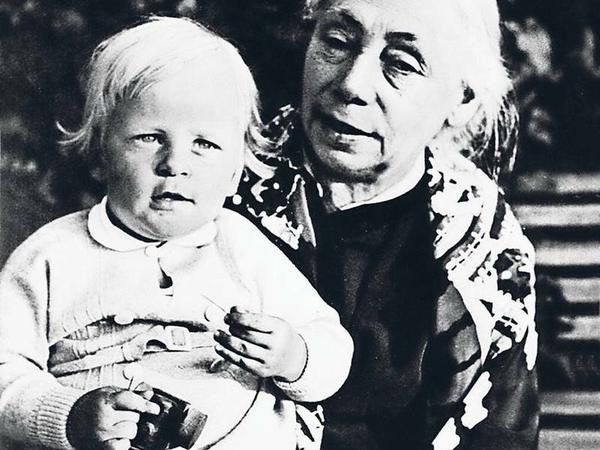 Das Familienleben war Käthe Kollwitz stets wichtig. Hier hält sie ihren Enkel Arne auf dem Schoß, der später Arzt werden sollte. 