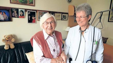 Immer erreichbar. Irmgard Landgraf mit der 96-jährigen Heimbewohnerin Gertrud Haase. 