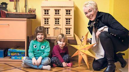 Spaß im Spielzimmer. Die dreijährige Dara und ihre ältere Schwester Ida mit Geschäftsführerin Sandra Bandholz. Foto: Agnieszka Budek