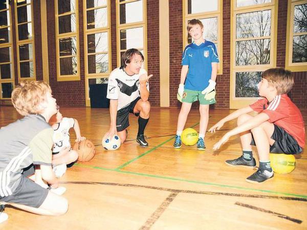 Fußballtrainer. Wagner lehrt nach der Funino-Methode, die den Kindern technische Grundlagen auf spielerische Art beibringt.