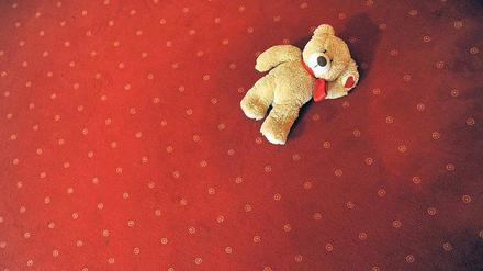 Ein Teddybär auf dem Boden. In Beratungsstellen können Kinder, Jugendliche und Eltern Hilfe finden. 