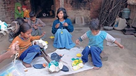 Nähwerkstatt statt Schule. In indischen Dörfern müssen auch die Kleinsten etwas zum Familieneinkommen beitragen – sie fertigen zum Beispiel Fußbälle an.
