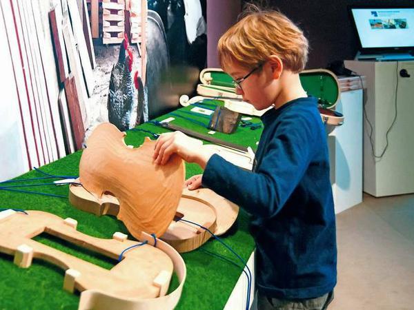 Im Musikinstrumentenmuseum lernen Kinder, wie eine Geige gebaut wird. 