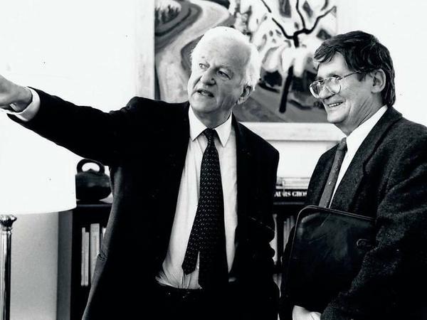 Richard von Weizsäcker zeigt und erklärt Lothar Heinke sein neues Zuhause als Alt-Bundespräsident