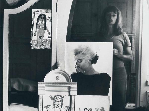 Aus der Serie „Selbst im Spiegel“, 1971. Über Jahre porträtierte die Fotografin sich selbst.