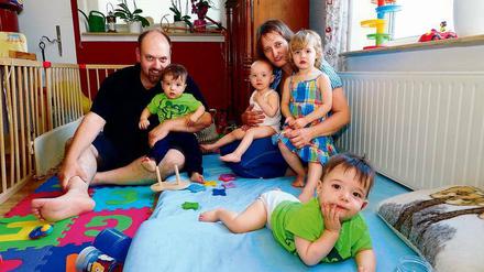 Full House. Vater Karsten und Mutter Sina mit ihren Drillingen und der älteren Tochter Mara (r.). 