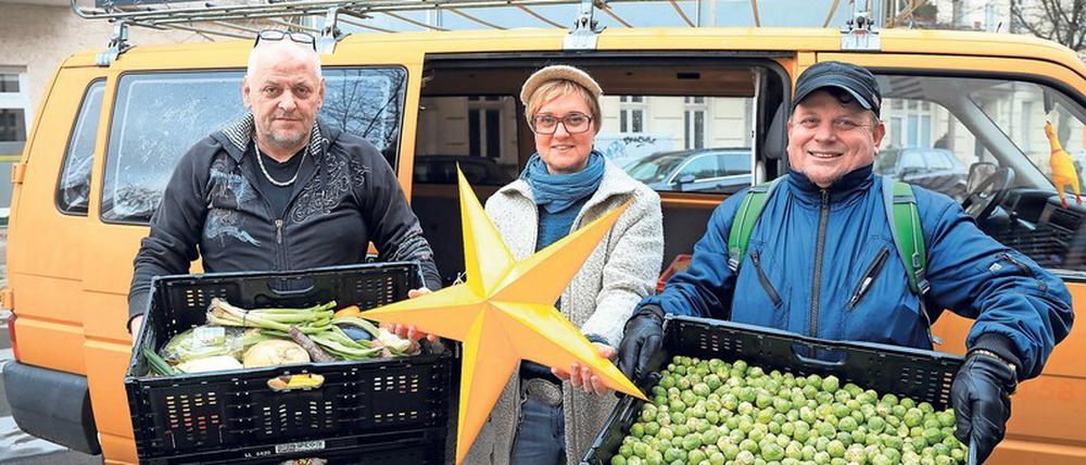 Koch Andi, Simona Barack, Leiterin vom Sozialprojekt Prenzlauer Berg, und Helferkollege Arthur (v.l.) laden gespendete Lebensmittel aus dem Bus.