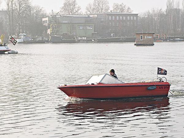 Enrico Weber röhrt mit seinem Motorboot über den Rummelsburger See.